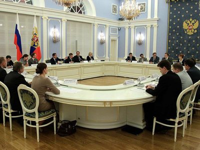 Медведев поговорил с судьями &quot;с земли&quot; при молчавших председателях