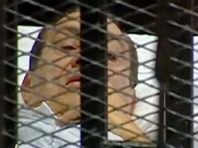 Первый день Мубарака в тюрьме: отказался снимать пижаму и проклинал охранников