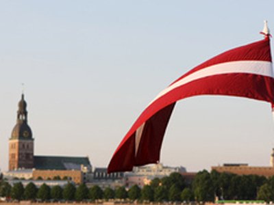 Британцы, пытавшиеся снять со здания флаг Латвии, избегут наказания