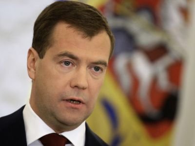 Медведев освободил сотрудников банков от части наказаний