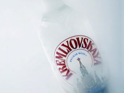 Алкогольный концерн лишился бренда &quot;кремлевская&quot; из-за Спасской башни