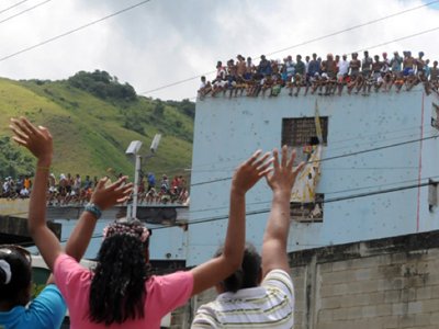 Заключенные в Венесуэле захватили заложников, требуя перевода в другие тюрьмы