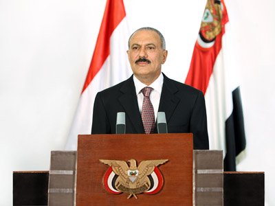 Президент Йемена передал власть временному правительству