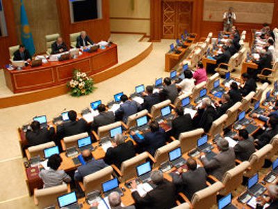 Парламент Казахстана одобрил амнистию 16000 осужденных