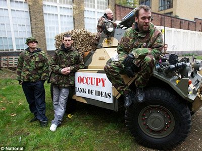 В Лондоне протестующие захватили здание суда, подъехав к нему на танке