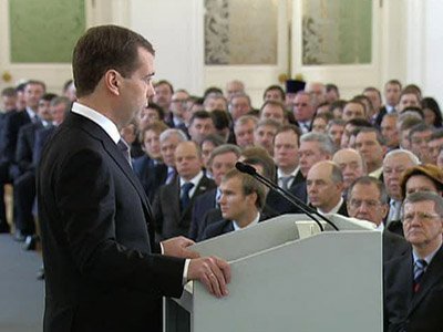 Медведев внес в Госдуму законопроекты, облегчающие создание политических партий и их участие в выборах