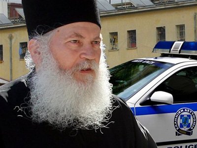 Полицейских, арестовавших игумена Ефрема в Греции, обвинили в превышении полномочий