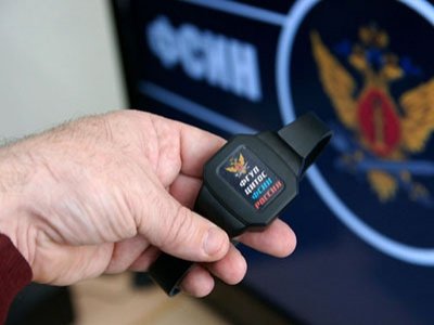 Минюст обяжет всех подследственных арестантов носить электронные браслеты