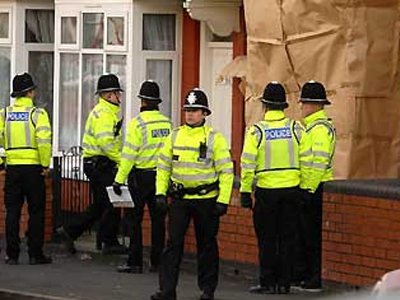Полицию Англии вооружат электрошокерами 