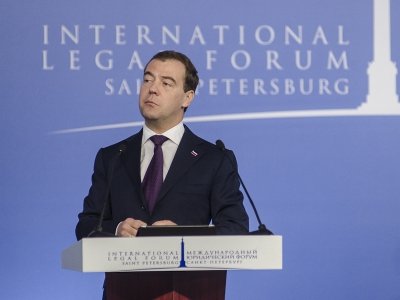 Медведев дает юристам заработать на изоляции России