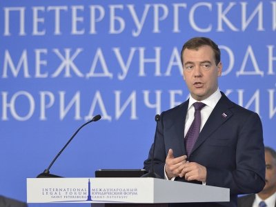 Медведев доволен проблемами в мировой экономике: началась ренационализация правовых систем