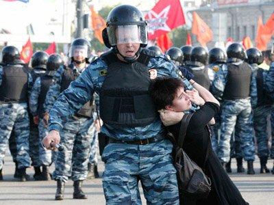 В Москве задержана 18-летняя участница &quot;Марша миллионов&quot;, возможно, кидавшая куски асфальта в омоновцев