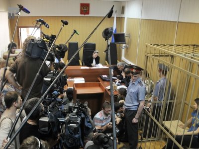 Мосгорсуд, не впустив зарубежных журналистов, оставил Pussy Riot под арестом еще на месяц