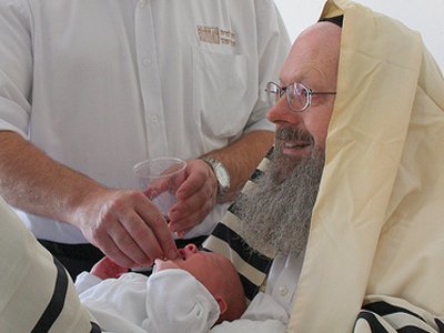 Суд Израиля разрешил женщине не обрезать своего сына, на чем настаивал отец ребенка