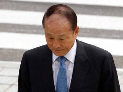 У входа в суд арестованного брата президента Южной Кореи закидали яйцами