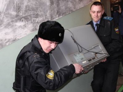 Приставы арестовали все офисное имущество коллекторского агентства за долг в 200000 руб.