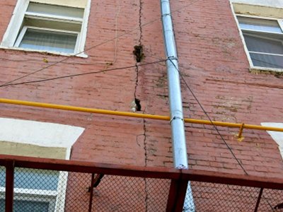 Прокуроры и следователи Владивостока не могут работать из-за угрозы обрушения здания