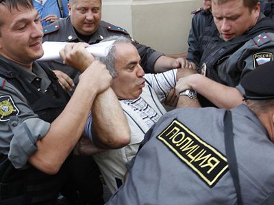 Каспаров называет клеветой заявление полицейских, что он укусил одного из них и готовит иски в суд из-за задержания и избиения