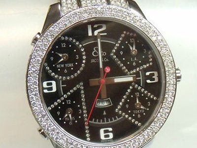 Возбуждено дело на туриста, скрывшего от таможни Домодедово часы с бриллиантами за 54 млн руб.