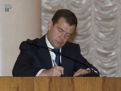 Медведев: &quot;Нужно ускорить внесение в Думу законопроекта о малых предприятиях при