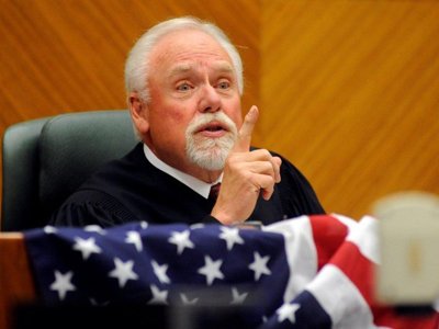 Судья, сочинивший &quot;расистский&quot; анекдот про Обаму, объявил об уходе на пенсию