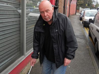 Слепой пенсионер из Британии намерен судиться с полицейским, который применил к нему электрошокер, приняв трость за меч