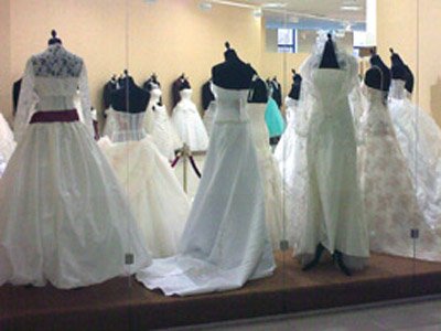 Приставы арестовали у должницы 21 свадебное платье