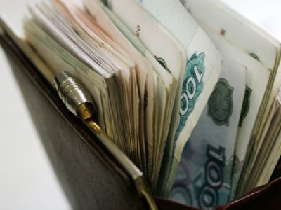 Суд обязал семью, нашедшую кошелек пенсионерки, выплатить ей 103 000 руб.