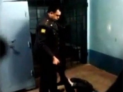 СКР проверяет видео на YouTube с полицейским, избивавшим умолявшего не трогать его задержанного