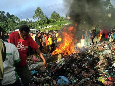 В Папуа Новой Гвинее расследуется бездействие полиции при сожжении &quot;ведьмы&quot;