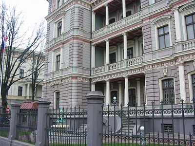 Латвия: пенсионерка отсудила у посольства РФ почти $4,5 тыс. 