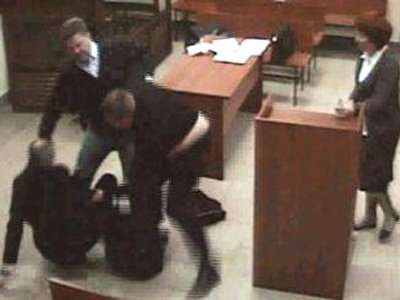 За избиение 54-летнего адвоката в Нагатинском суде судят его молодого коллегу, который винил в своем срыве судью