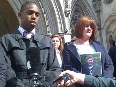 Британский суд постановил считать 17-летних арестантов детьми