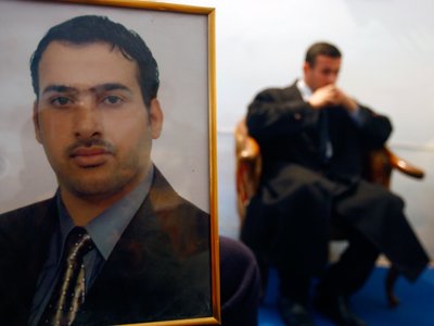 Иракского журналиста будет защищать бывший адвокат Саддама Хусейна
