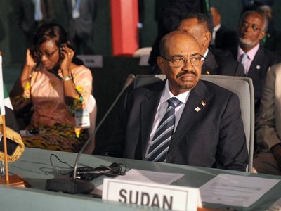Президент Судана бежал с международного саммита, опасаясь ареста за преступления на родине
