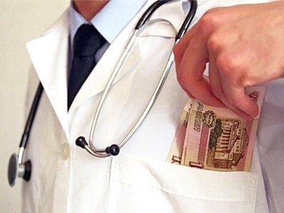 Апелляция назначила реальный срок врачу, обманом получившему 3 млн руб., проводя бесплатные операции