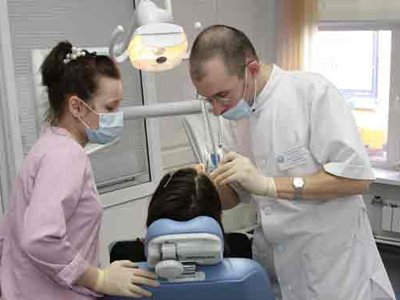 Стоматология выплатит 615 000 руб. женщине, которой пришлось дважды переустанавливать зубные протезы