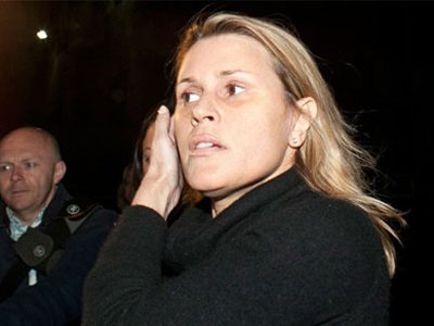 Актриса, которую судят за преследование Алека Болдуина, приговорена к месяцу тюрьмы за неуважение к суду