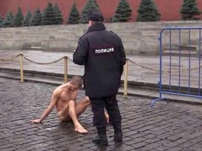 Возбуждено дело на известного художника Павленского, пригвоздившего свои гениталии к Красной площади