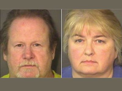 Семейная пара из США, приковавшая приемного сына к крыльцу с мертвой курицей на шее, арестована
