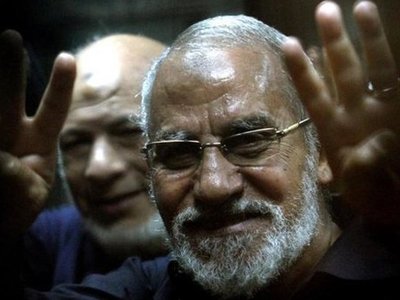Египетский суд заменил смертный приговор лидера &quot;Братьев-мусульман&quot; на пожизненный срок
