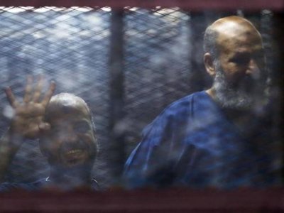 Египетский суд приговорил лидера &quot;Братьев-мусульман&quot; и исламского клирика к 20 годам тюрьмы