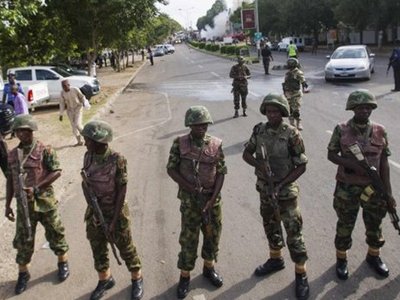 В Нигерии 12 военнослужащих приговорены к смерти за то, что стреляли в своего командира