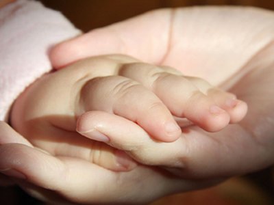 Итальянский суд решил забрать из семьи ребенка от суррогатной матери