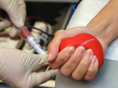 Власти США отменят пожизненный запрет геям быть донорами крови