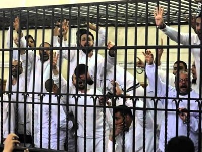 Суд в Египте приговорил 180 человек к смерти за убийство полицейских