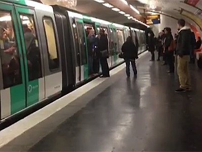 В Лондоне начался суд над фанатами &quot;Чесли&quot;, вытолкнувшими темнокожего из вагона метро