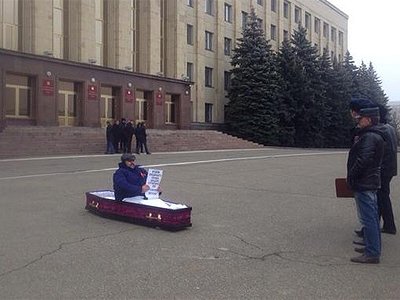 Организатора пикет в гробу в центре города оштрафован на 20 000 руб.