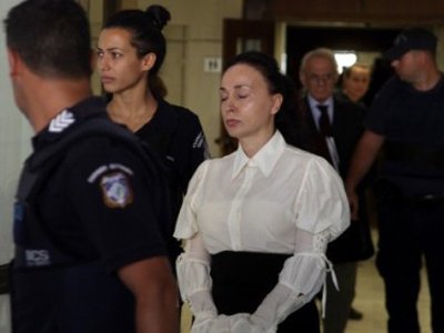 Супруга экс-министра обороны Греции, осужденная на 12 лет за коррупцию, сбежала из психбольницы