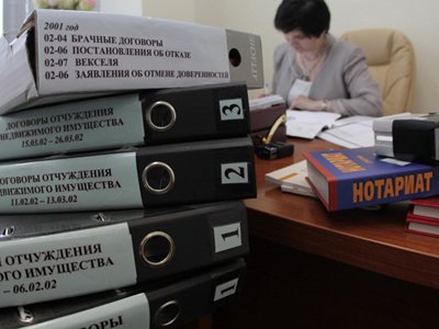Судят нотариуса, которая помогла коллеге втайне от мужа продать квартиру за 2,1 млн руб.